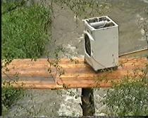 Waschmaschine, den Bach überquerend 2